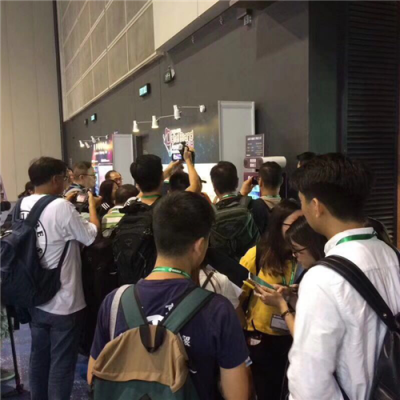 香港電腦節(jié)約約共享紙巾首亮相，市民爭(zhēng)相排隊(duì)體驗(yàn)成焦點(diǎn)