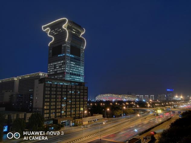 極客網(wǎng)  北京的夜，霓虹閃爍，華為nova3幫你紀(jì)錄北京夜景