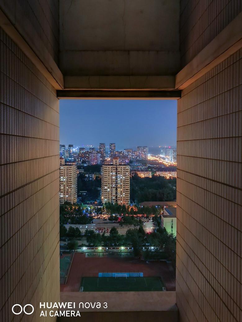極客網(wǎng)  北京的夜，霓虹閃爍，華為nova3幫你紀(jì)錄北京夜景