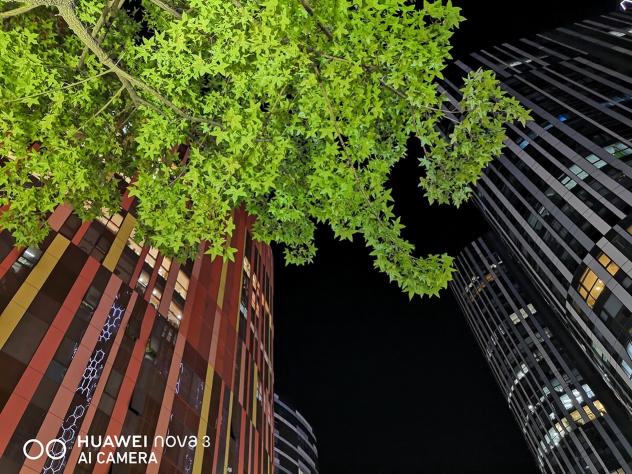 極客網(wǎng)  北京的夜，霓虹閃爍，華為nova3幫你紀(jì)錄北京夜景