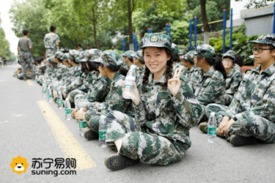 00后軍訓(xùn)新鮮事 蘇寧無(wú)人售貨機(jī)東大“賣萌”