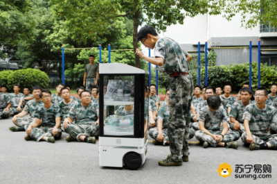 00后軍訓(xùn)新鮮事 蘇寧無(wú)人售貨機(jī)東大“賣萌”