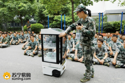 00后軍訓(xùn)新鮮事 蘇寧無(wú)人售貨機(jī)東大“賣萌”