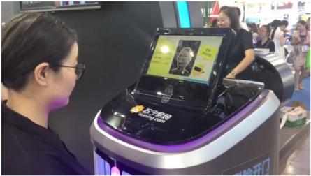 連機器人都開始看臉了？蘇寧移動售貨機器人看臉打折！
