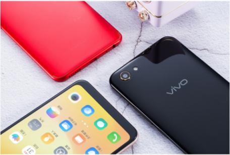 vivo Y81s圖賞：全新全面屏＋AI攝影，顏值與實力兼?zhèn)?/></p><p>主打年輕人市場的 vivo Y81s， 外觀設(shè)計以時尚潮流元素為基準，和 vivo向來傳達給人們的高顏值印象十分一致。vivo Y81s 擁有黑金色、紅寶石、香檳金三種不同配色，針對不同人群的審</p><p align=