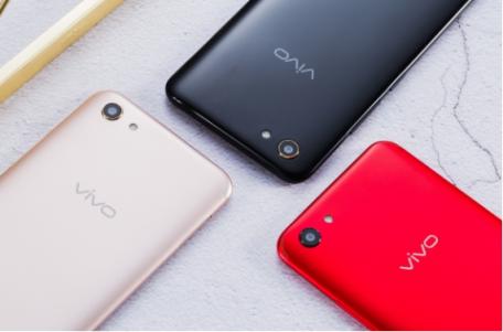 vivo Y81s圖賞：全新全面屏＋AI攝影，顏值與實力兼?zhèn)?/></p><p>美和消費習慣，黑金色版本的黑色深邃低調(diào)，非常適合男性用戶，而紅寶石色版本鮮艷前衛(wèi)，是女孩子心中所選。香檳金配色作為全新的配色，融合銀色和粉色的特質(zhì)，又與市面上香檳金或者玫瑰金截然不同，獨特的配色在人群中極具辨識度。</p><p>vivo Y81s 正面使用 一塊6.22英寸的屏幕，頂端U形劉海內(nèi)集成了包括前置鏡頭、聽筒、光線傳感器等在內(nèi)的多款元器件。同時，新機屏幕采用的是19：9 長寬比例，左右邊框?qū)挾纫部刂频脴O好，屏占比高達87.9%。</p><p align=