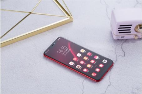 vivo Y81s圖賞：全新全面屏＋AI攝影，顏值與實力兼?zhèn)?/></p><p>除了配色上的創(chuàng)新， Y81s 機身背面形狀也沒有簡單采用平面設(shè)計，而是從后背向中框過渡的部分有個慢慢變薄的過程。一方面，這樣可以更加貼合手掌、帶來機身輕薄的體驗，另一方面，經(jīng)過磨砂涂層工藝鍛造的后蓋有一種輕微的磨砂質(zhì)感，細膩卻不打滑，手感頗佳。</p><p align=
