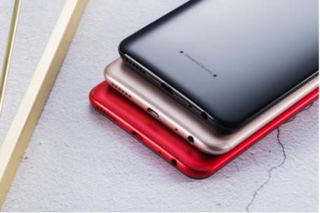 vivo Y81s圖賞：全新全面屏＋AI攝影，顏值與實力兼?zhèn)?/></p><p>整個機身背部除了相機和閃光燈部分，沒有多余的開口，后蓋和中框的銜接也堪稱完美，機身一體性極強。另外，需要特別說明得是，Y81s 選擇了Fake Wake面部識別作為解鎖方案。相對于指紋識別，新的解鎖方式具有非接觸、極其快速等優(yōu)點，科技感滿滿。</p><p align=