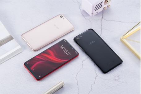 vivo Y81s圖賞：全新全面屏＋AI攝影，顏值與實力兼?zhèn)?/></p><p>Y81s 后置鏡頭擁有1300萬像素，支持自動對焦。支持慢鏡頭、延時攝影、動態(tài)照片、美顏、專業(yè)拍照、濾鏡功能，也支持超清畫質(zhì)拍攝，攝影和拍照都表現(xiàn)不俗。</p><p align=