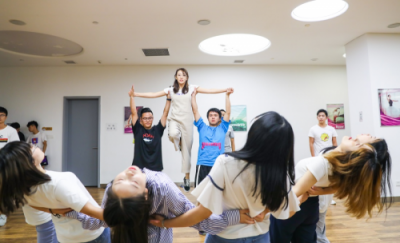 張近東點(diǎn)燃二十八年公益之燈 蘇寧之夏上演最感人一幕神秘嘉賓登臺(tái)