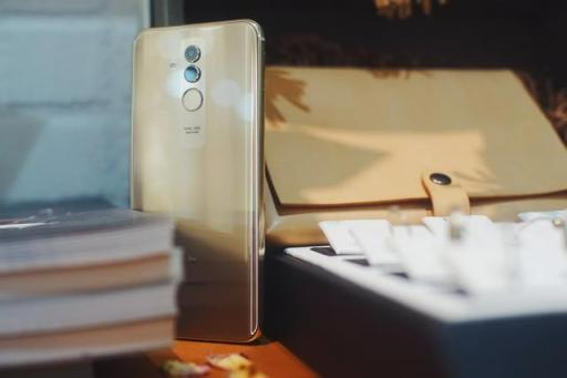 華為穩(wěn)了！麥芒7雙光束3D效果遠超金色iPhone