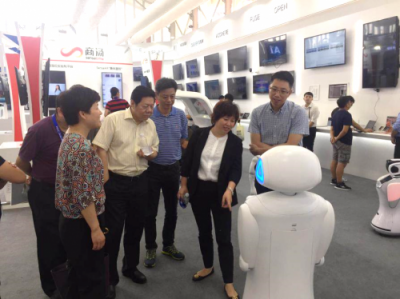 眾星云集世界人工智能大會，靈羚科技政務(wù)服務(wù)機器人成焦點