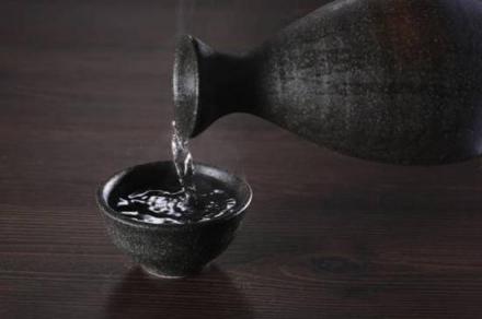 貴釀酒業(yè)，助力2018夏季達(dá)沃斯新浪財經(jīng)之夜，為新財智人群提供高標(biāo)準(zhǔn)醬酒