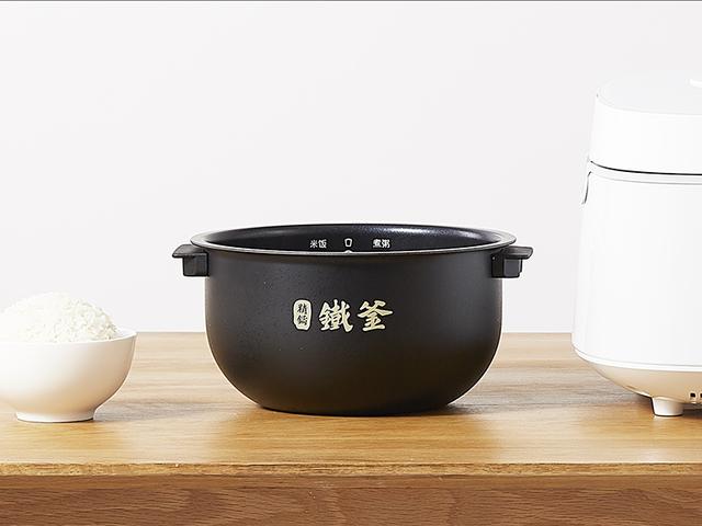 好鍋才能出好飯？云米IH電飯鍋?zhàn)屆罪埾銍妵姡?/></p><p>五層高密度精鑄鐵膽，經(jīng)過(guò)多重復(fù)雜工藝鑄造而成，和市面上常見(jiàn)的合金鍋膽相比，鑄鐵鍋膽健康安全，不含對(duì)人體有害的重金屬，而且受熱均勻可以保證持續(xù)發(fā)熱;使用這樣的內(nèi)膽煮飯，烹飪效率高，還可以減少熱量和營(yíng)養(yǎng)的流失，節(jié)能又環(huán)保，可謂一舉多得。在很長(zhǎng)一段時(shí)間里，大眾都非常推崇鐵釜煮飯，包括現(xiàn)在市面上的許多產(chǎn)品也會(huì)特意注明，但真材實(shí)料的還是少數(shù)，云米IH電飯鍋的內(nèi)膽重達(dá)4斤，足以證明材質(zhì)沒(méi)有造假!</p><p align=