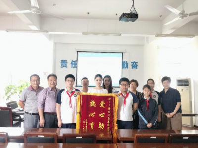 上海藍絲帶公益基金會聯(lián)合發(fā)起人張毓桐女士開展愛心公益捐贈活動