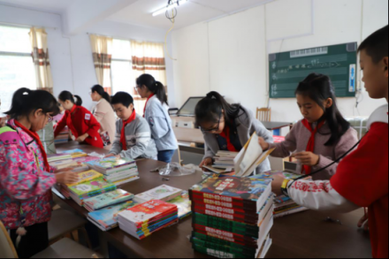 “每人一本書，捐助10座圖書館” 貝店愛心助學(xué)恩施點(diǎn)亮山區(qū)孩子未來(lái)