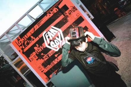 柔宇柔性屏套裝靈動亮相京東時(shí)尚FANBOX潮牌快閃店