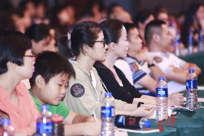 小朋友聆聽傳習講堂的照片刷爆朋友圈 簡一的魅力究竟在哪里？