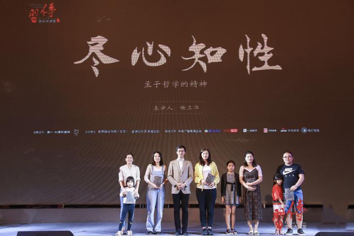小朋友聆聽傳習講堂的照片刷爆朋友圈 簡一的魅力究竟在哪里？