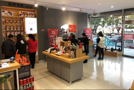90后店長郭晨鑫：因?yàn)樾刨嚲〇|，所以選擇加盟京東專賣店