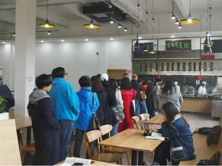 游客遠道而來“難求一面”，崔永元開面館獲追捧
