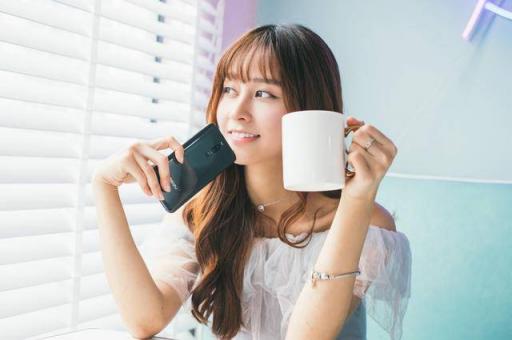 魅族X8還有漸變色設(shè)計(jì)？網(wǎng)友：不好意思，只注意小姐姐
