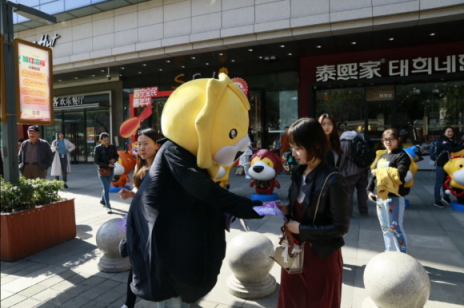 雙十一蘇寧廣場舞又搞事情，西安蘇寧廣場小獅子派發(fā)優(yōu)惠券