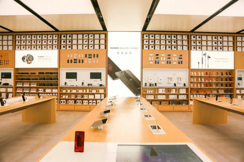 世界圍棋冠軍柯潔現(xiàn)身華為智能生活館（上海愛琴海）現(xiàn)場上演人機(jī)大戰(zhàn)