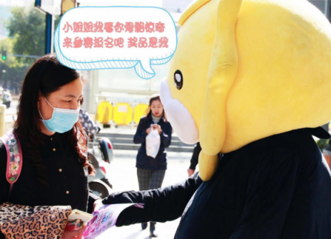 蘇寧廣場門口“淪陷”為舞池？ 一獅一熊居然在斗舞