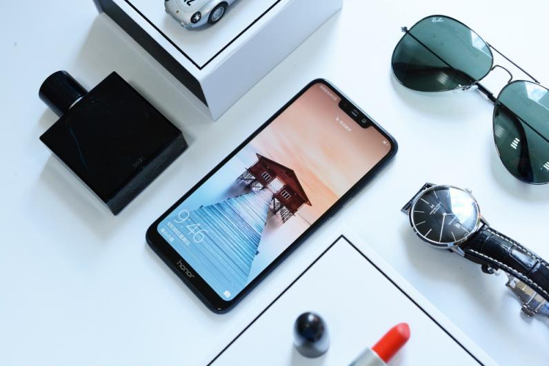 iPhone XR邊框寬度令人窒息 千元顏值王榮耀暢玩8C了解一下