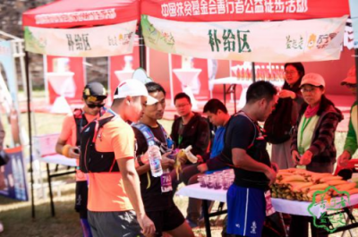 剛剛，我被善行者路上的小哥哥小姐姐暖哭了……