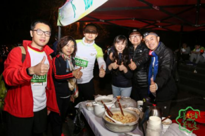 剛剛，我被善行者路上的小哥哥小姐姐暖哭了……