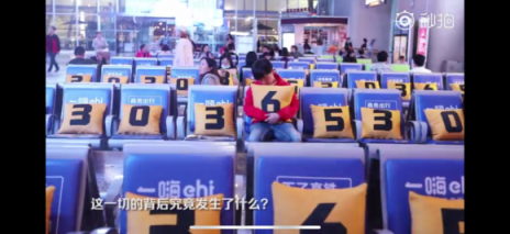300個黃色抱枕“空降”火車站，蘇寧雙十一新玩法？