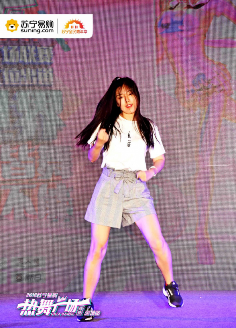 蘇寧廣場(chǎng)舞大賽美女如云，窈窕身姿舞動(dòng)雙十一