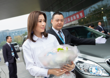 戲內(nèi)黑化戲外暖，雙十一佘詩曼駕到蘇寧總部