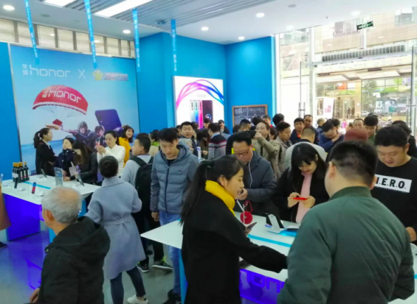 榮耀Magic2首銷線上火速售罄奪雙冠,線下門庭若市一機難求!