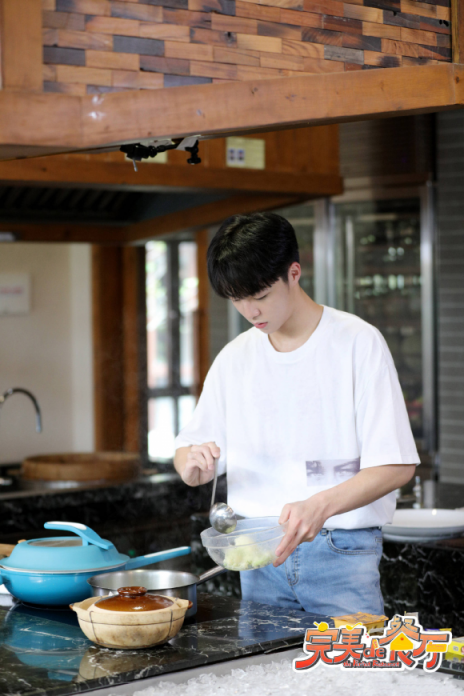 陳立農(nóng)在《完美的餐廳》首做咖喱飯，蘇寧小店雙十一同步上架
