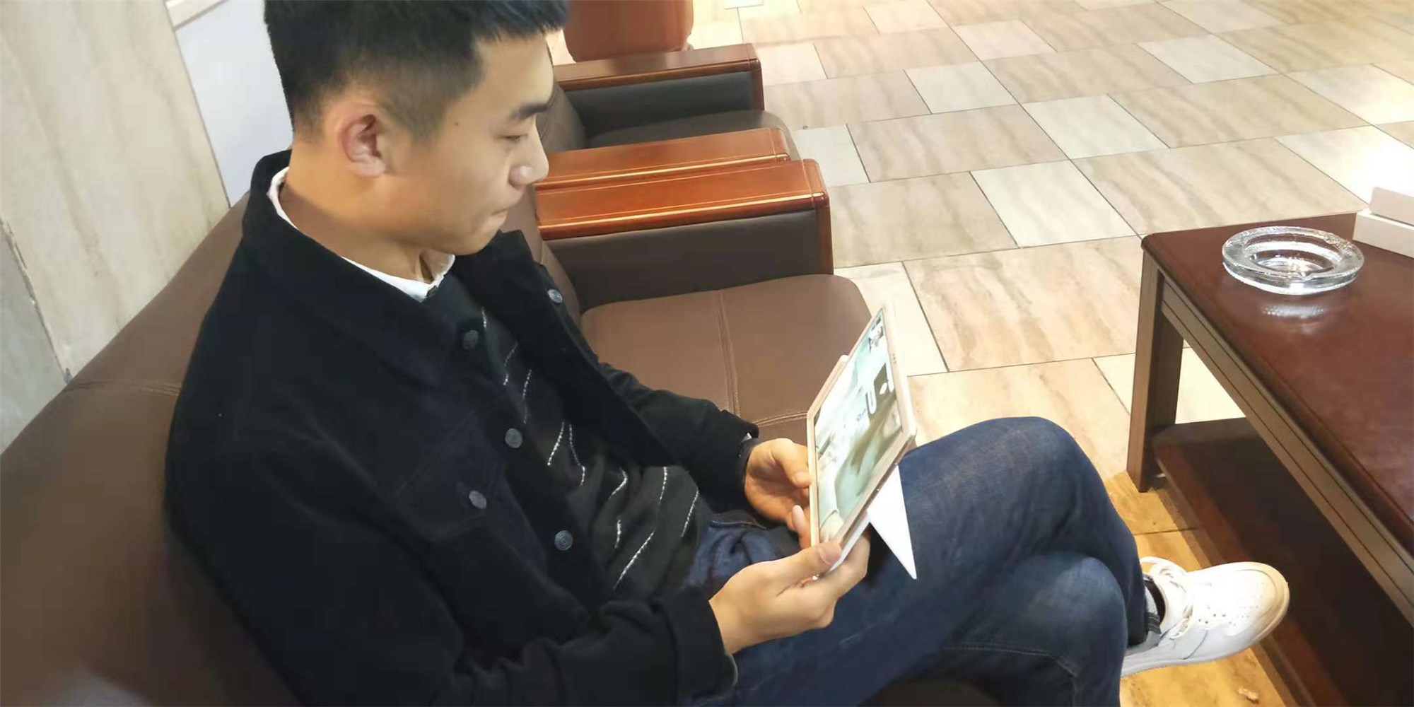 華為平板M5青春版只動口不動手，以后再也不用擔心爸媽不會用了！