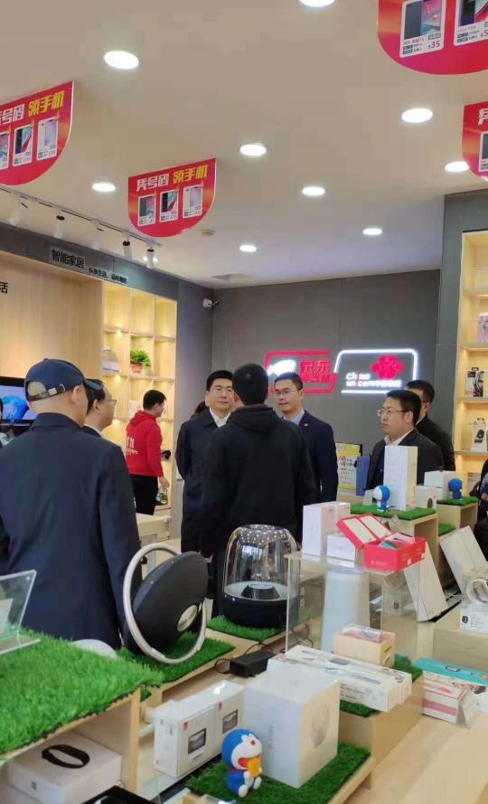 中國(guó)聯(lián)通副總經(jīng)理買彥州到訪京東專賣店，攜手共推無(wú)界零售變革