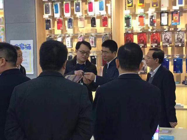 中國(guó)聯(lián)通副總經(jīng)理買彥州到訪京東專賣店，攜手共推無(wú)界零售變革