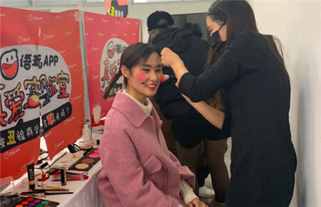 95后女生化妝后 男生竟想退貨！網(wǎng)友：自己長啥樣心理沒數(shù)嗎？