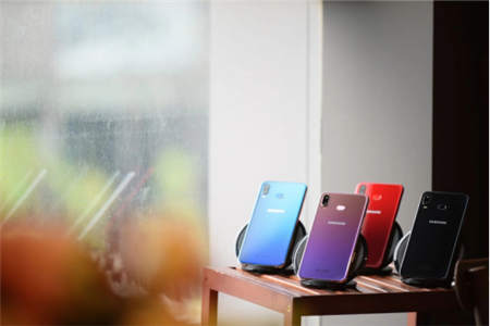 誰才是最美的漸變色手機？Galaxy A6s與OPPO K1強強對話