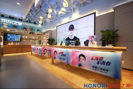 榮耀10青春版新品發(fā)布，福州東百京東之家旗艦店人氣爆棚