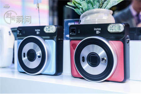 富士膠片發(fā)布首臺(tái)具有變焦功能的instax相機(jī)，再掀方形藝術(shù)個(gè)性潮流