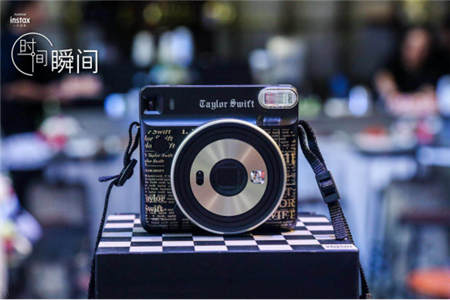 富士膠片發(fā)布首臺(tái)具有變焦功能的instax相機(jī)，再掀方形藝術(shù)個(gè)性潮流