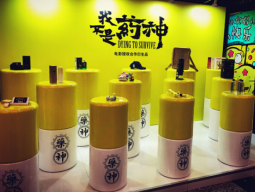 科技潮牌BUERBEAR布爾熊《我不是藥神》限定款膠囊熊上市，聯(lián)名江南藥王胡慶余堂