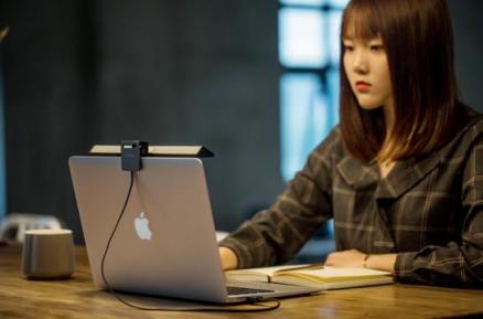 備受期待的明基ScreenBar Lite筆電智能掛燈終于來了！為你照亮每個不被辜負(fù)的夜晚