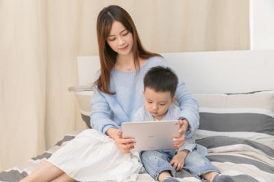 包餃子迎冬至 華為智能語(yǔ)音平板M5青春版解放你的雙手