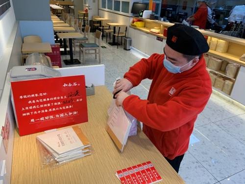 美團首創(chuàng)無接觸外賣防護罩試水京滬8大品牌商家，發(fā)出全行業(yè)推廣倡議
