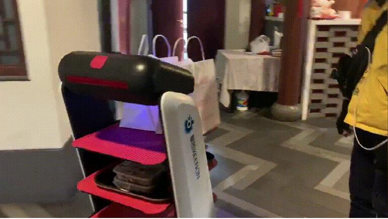 安全復(fù)工！峨嵋酒家借力擎朗送餐機器人打造“無接觸餐廳”